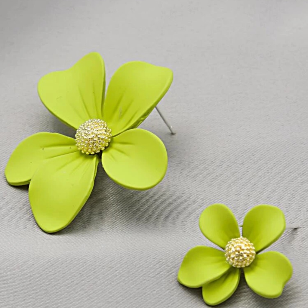 Fun Mismatched Size Flower Earrings